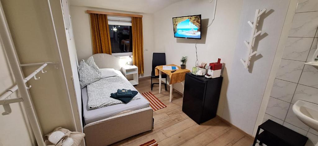 a small room with a bed and a table at Haus Hoogendam in Leoben