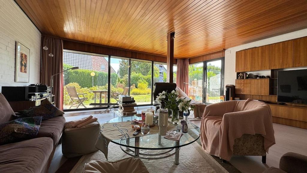 a living room with a glass table and chairs at Hill Star in Mönchengladbach