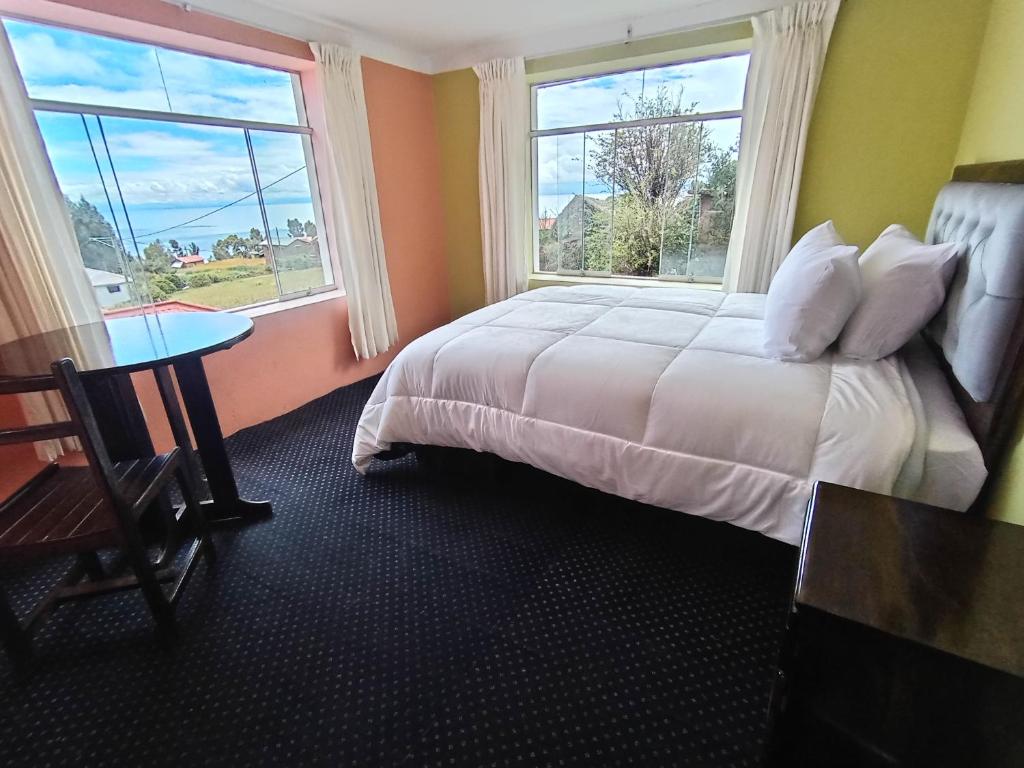 a hotel room with a bed and a window at Casa Amadeus in Estanciasuyo