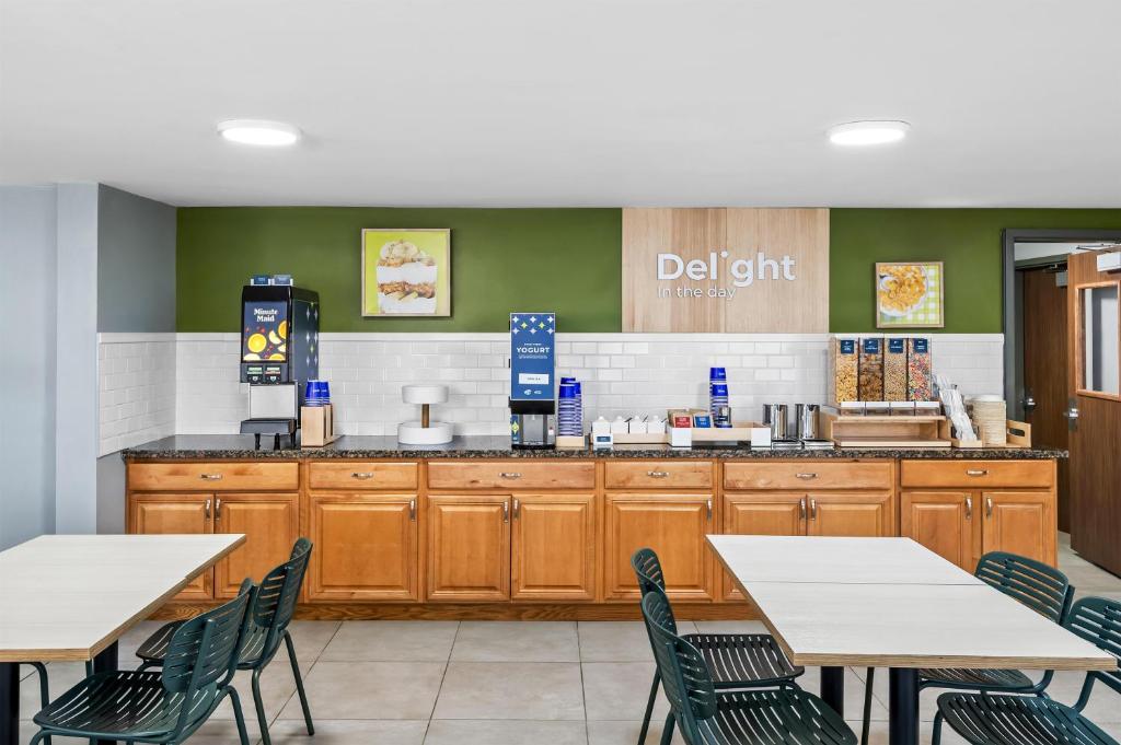 Spark by Hilton Portland Airport Maine Mall photo