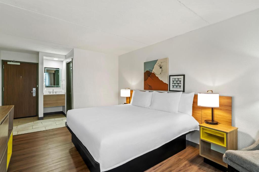 Spark by Hilton Portland Airport Maine Mall photo