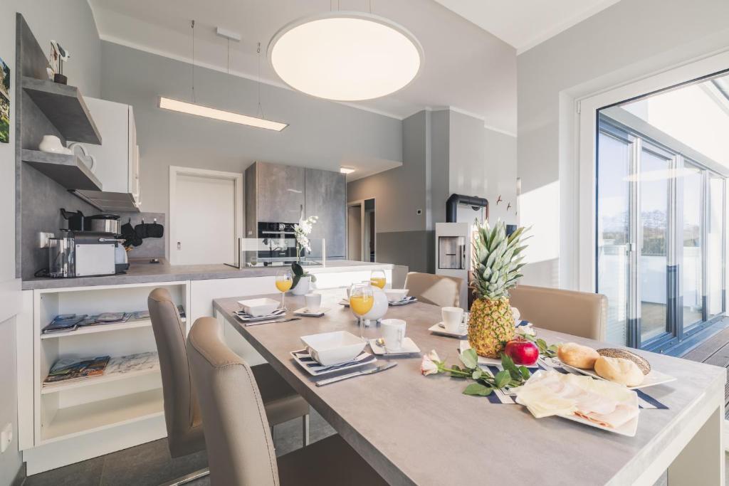 a kitchen and dining room with a table and chairs at Ferienwohnung Boddentraum in Zingst
