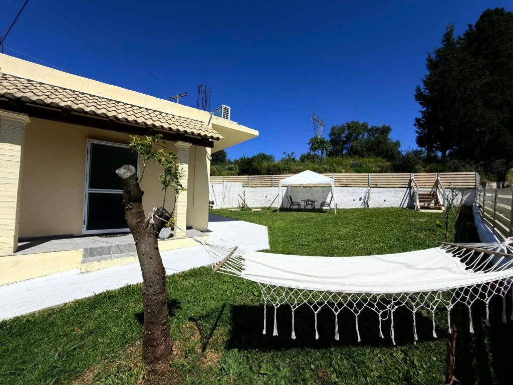 a hammock in a yard next to a house at Casa Verde in Marathias