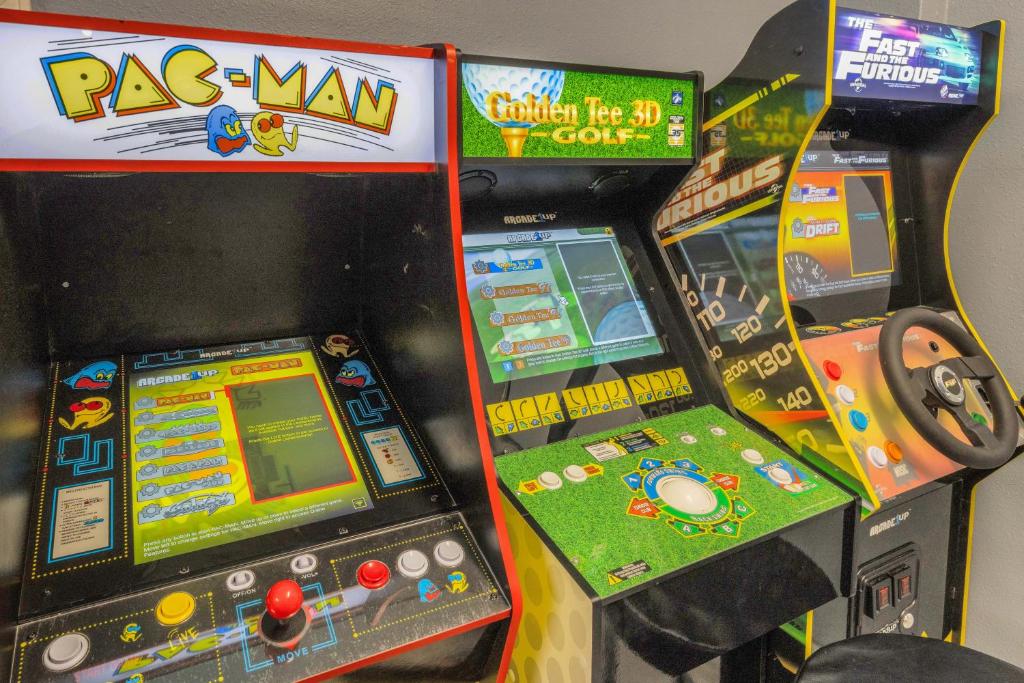 two arcade video games in a game machine at Oceanview - Steps to Beach - King Suite - Pool - Arcade in Clearwater Beach