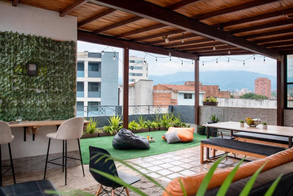 a patio with a table and chairs on a roof at Coliving Compostela in Medellín