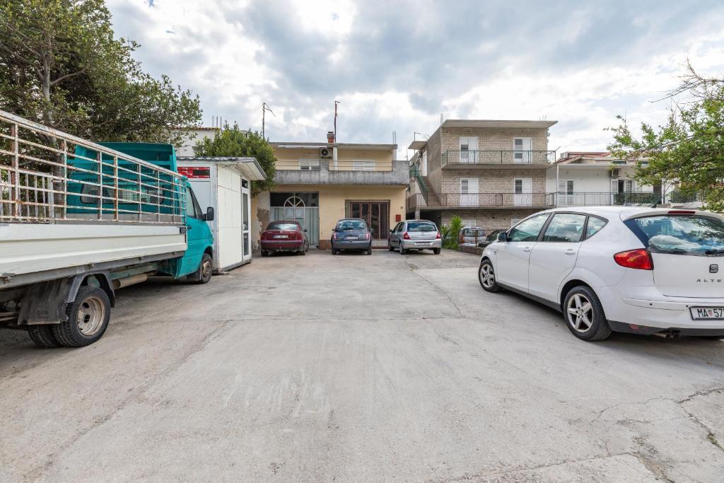 Apartments with parking space Makarska - 12336