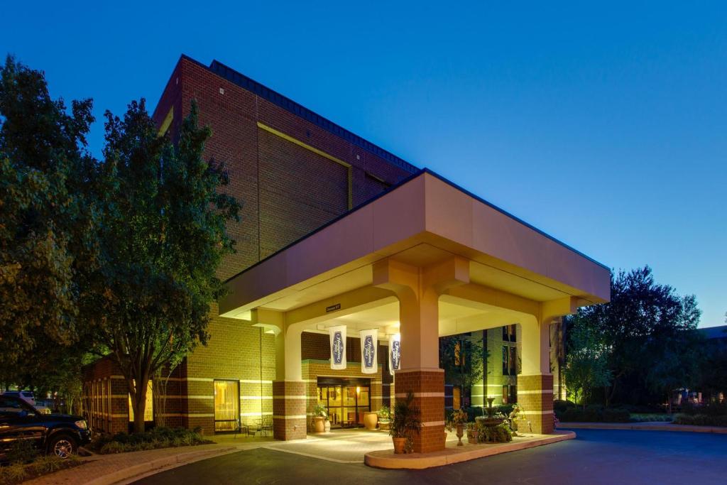 a large building with a building at Hampton Inn Richmond-West Innsbrook in Broad Meadows