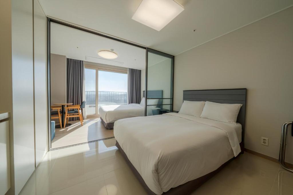 Hotel The Blue Terra - Camera Familiare Deluxe Doppia Con Letti Singoli