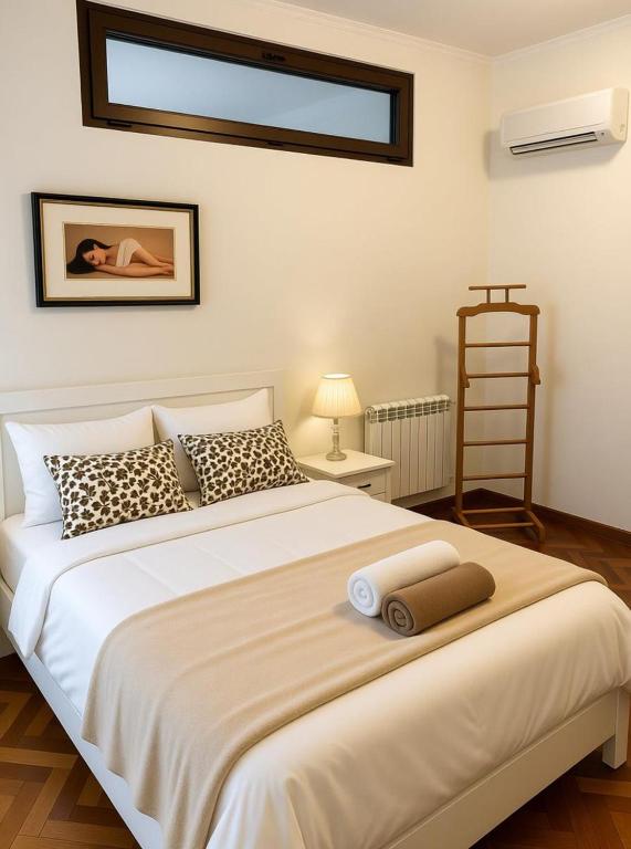 Spacious 2BR Apartment - Balcony & Prime Location در تفلیس