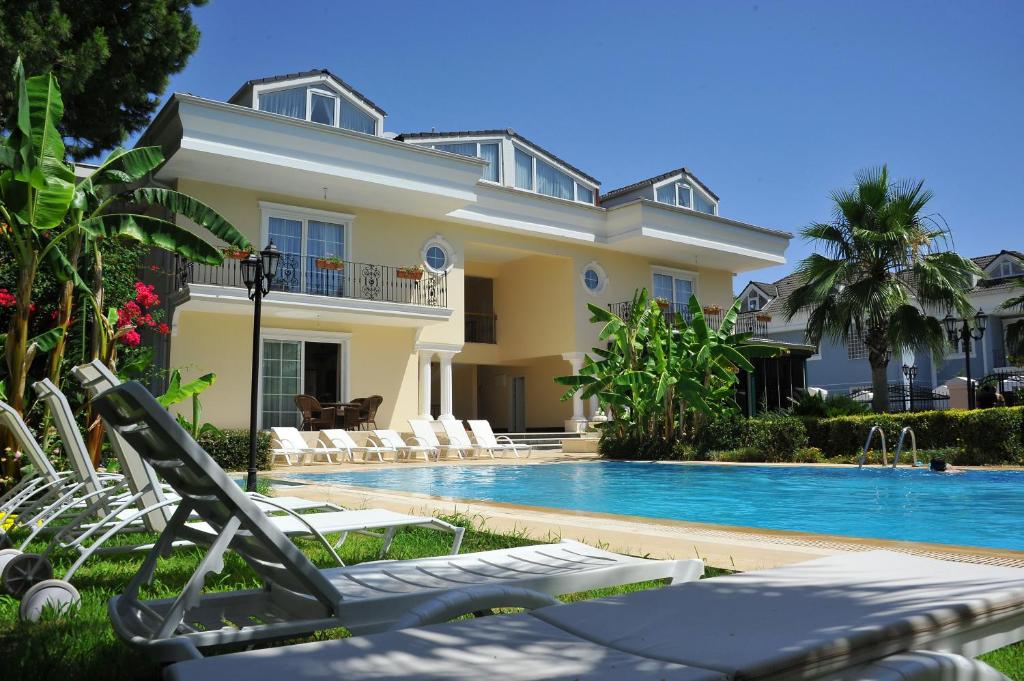 une villa avec une piscine et une maison dans l'établissement Kemer Residence, à Kemer