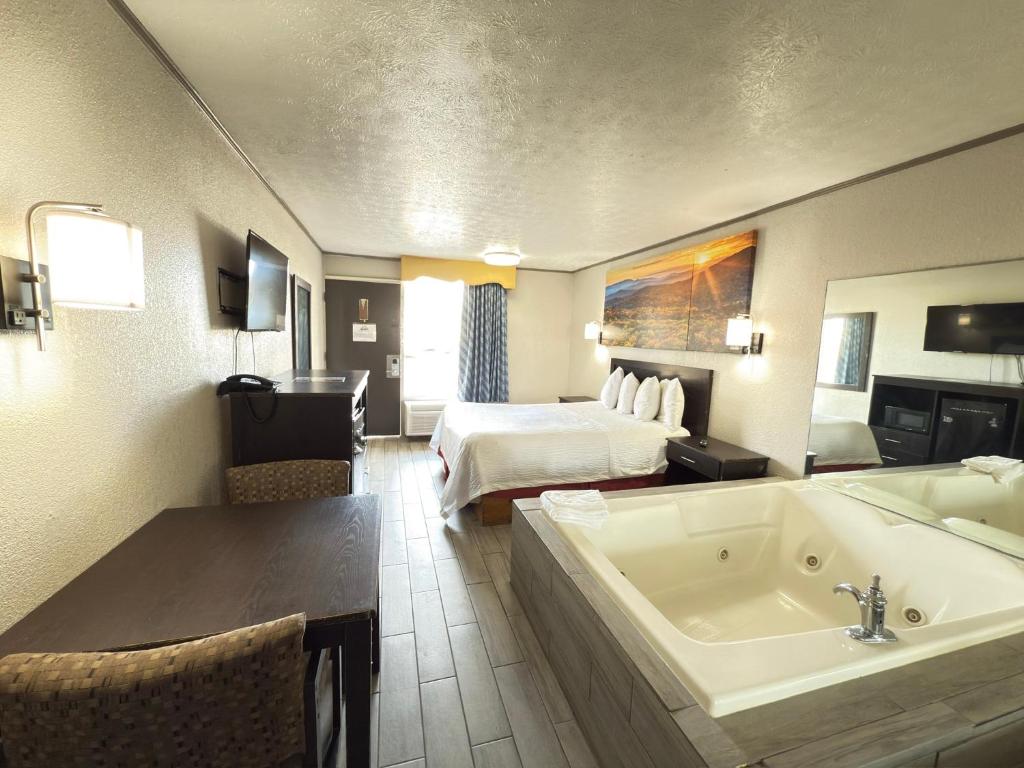 Days Inn by Wyndham Knoxville West - Deluxe Queen Room With Spa Bath - Non-Smoking