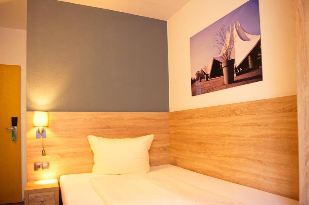 Postel nebo postele na pokoji v ubytování BlnCty Hotel