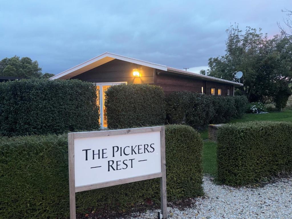 a sign in front of a house that reads the players rest at The Pickers Rest in Tasman