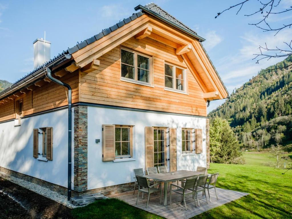 a house with a picnic table in front of it at Sperlingnest in Donnersbachwald