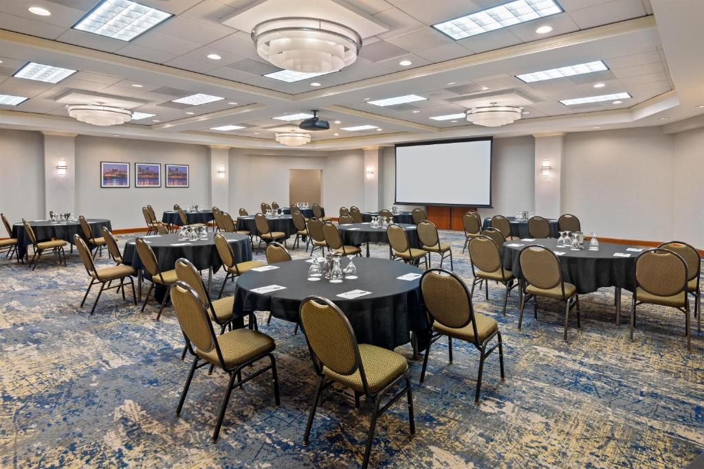 Hampton Inn & Suites Country Club Plaza photo