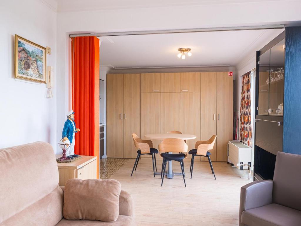 a living room with a table and chairs at Rubens - 0505 in Middelkerke
