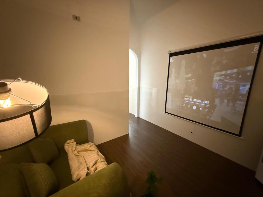 a living room with a couch and a tv at Mây 2 homestay Phan Rang in Bắc Sớn