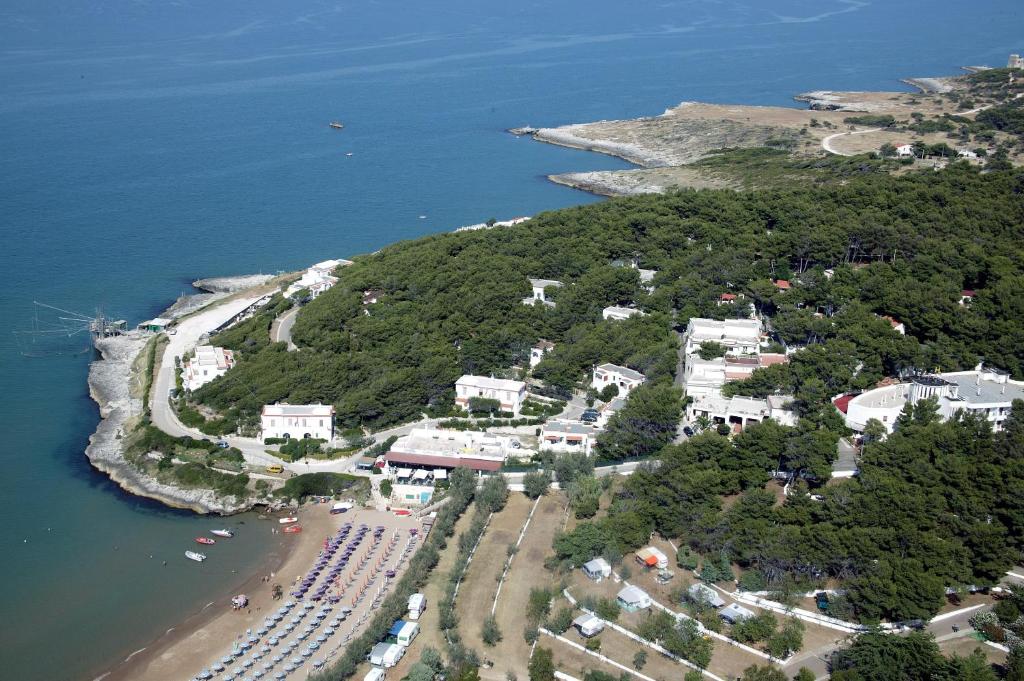 una vista aérea de la playa y del océano en Residence M3 en Peschici