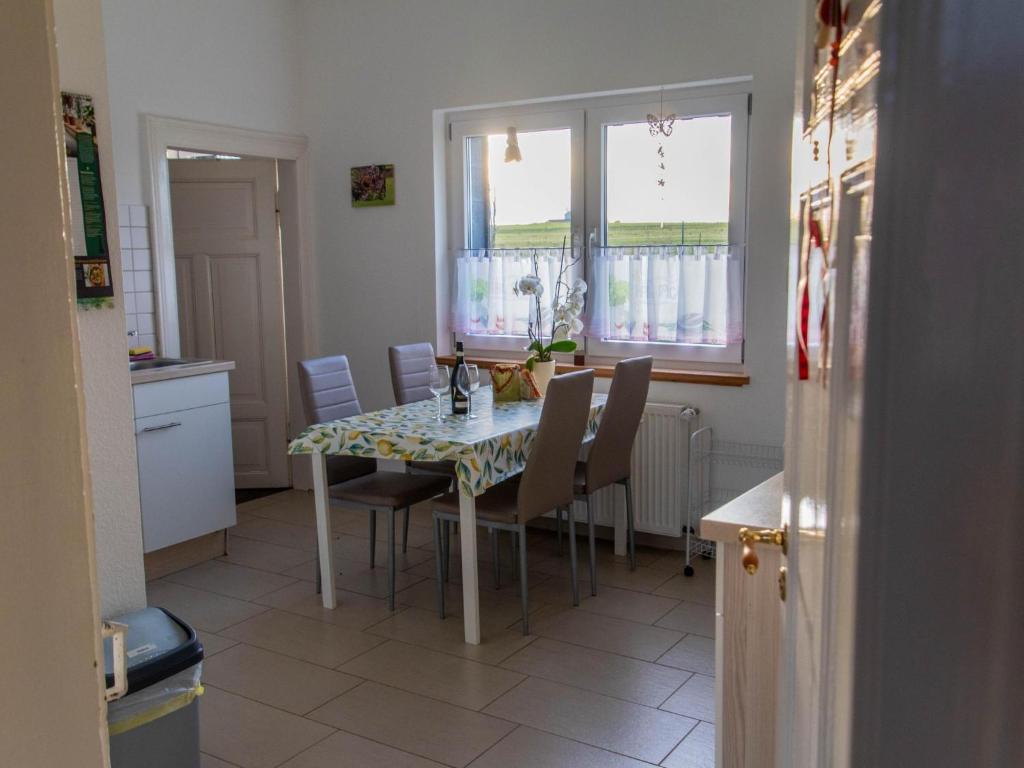 a kitchen and dining room with a table and chairs at Brocken-Blick in Hüttenrode