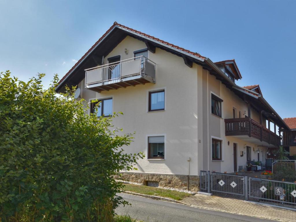 a white house with a balcony on a street at Gleißenberg in Gleißenberg