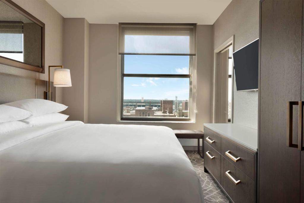 Embassy Suites By Hilton Minneapolis Downtown Hotel photo