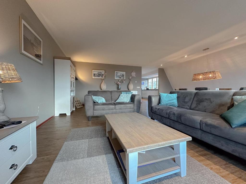 a living room with a couch and a table at Waddenhuis in Westerland