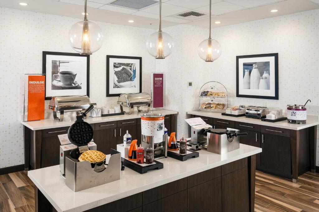 Hampton Inn & Suites by Hilton Seattle/Northgate photo
