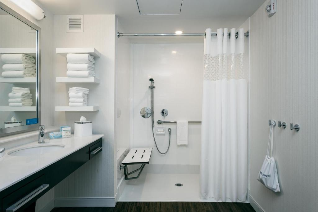 Hampton Inn & Suites by Hilton Seattle/Northgate photo