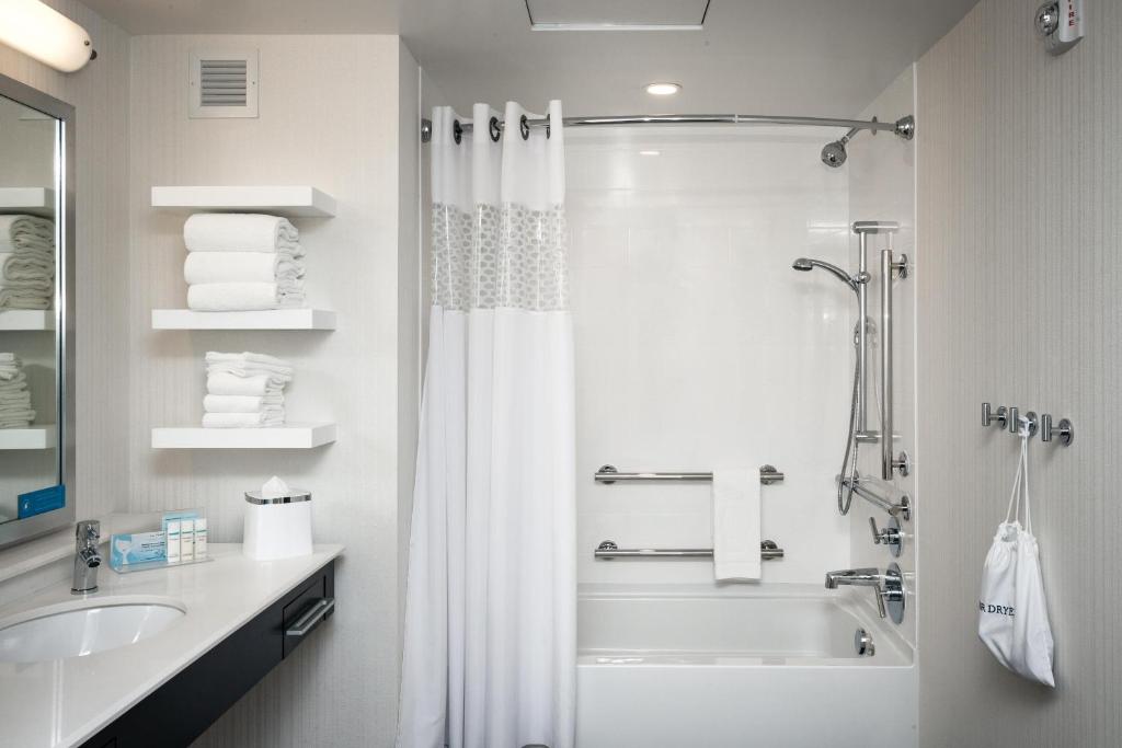 Hampton Inn & Suites by Hilton Seattle/Northgate photo
