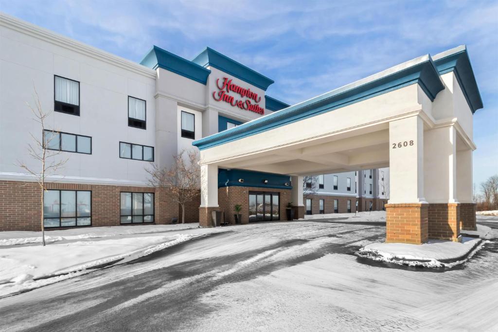 a front view of a hotel in the snow at Hampton Inn & Suites New Castle, PA in New Castle