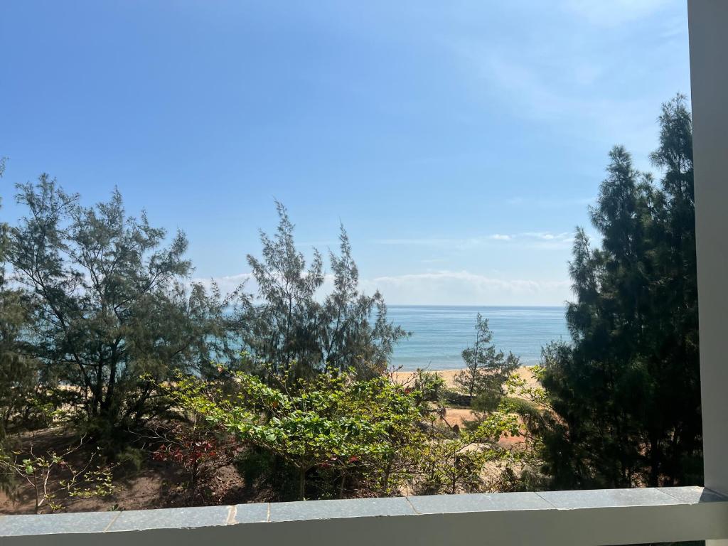 a view of the ocean from a house at Nhà nghỉ Bình Long in Thiện Chánh (1)