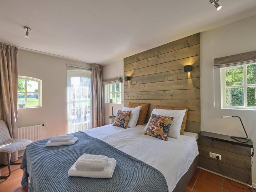 a bedroom with a bed with two towels on it at Pure Rust in Holten