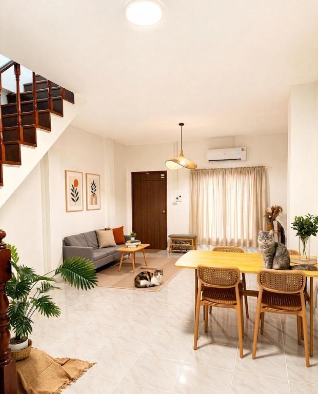 a living room with a table and a couch at Nipat home petfriendly in Ban Khlong Prawet