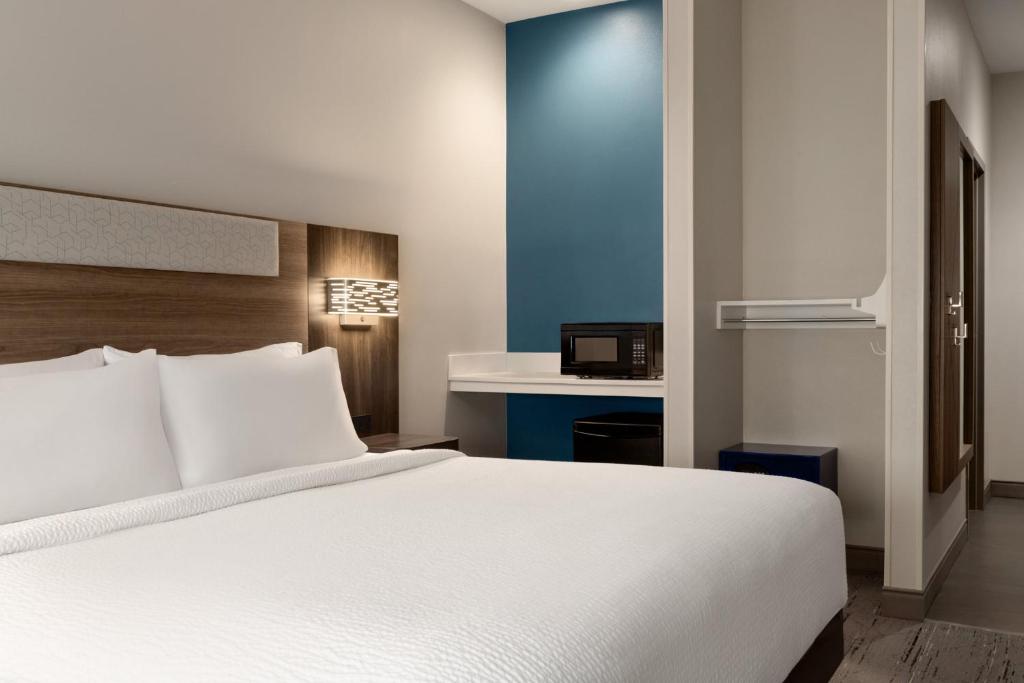 Holiday Inn Express Hotel & Suites Edmond by IHG photo