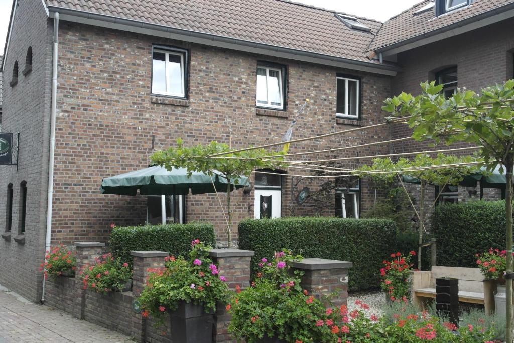 馬赫拉騰的住宿－Boerenhuuske，前面有鲜花的砖房