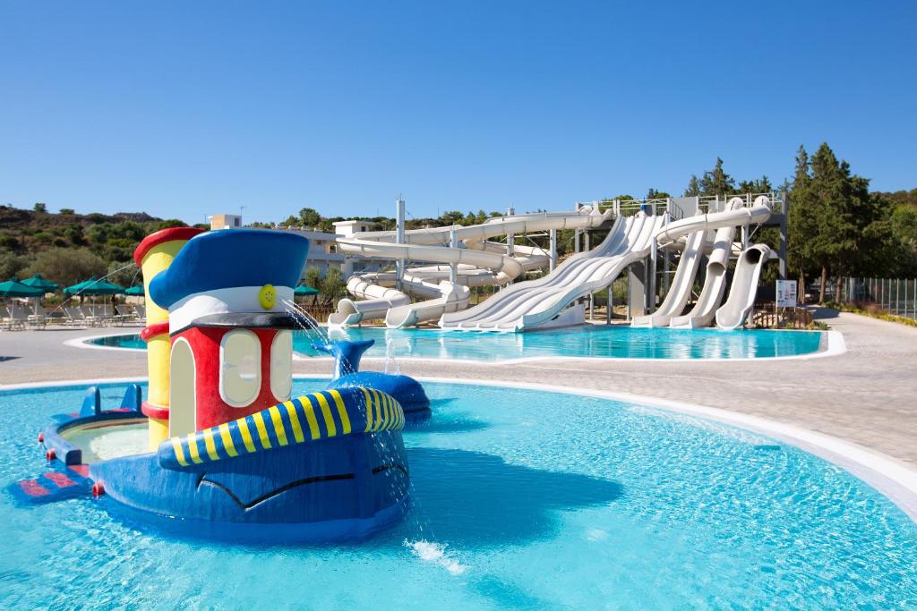 een waterglijbaan in een waterpark bij Cyprotel Faliraki in Faliraki