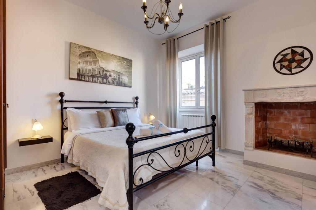 um quarto com uma cama e uma lareira em Little Rhome Suites em Roma