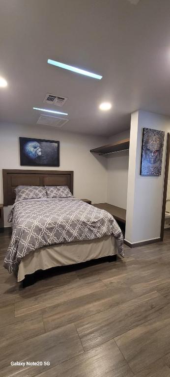 a bedroom with a bed and a wooden floor at Departamento Ejecutivo Rigo Tovar in Matamoros