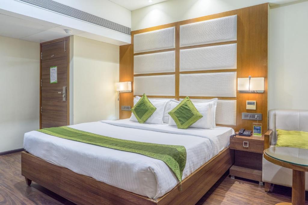 Postel nebo postele na pokoji v ubytování Super Inn Armoise Hotel