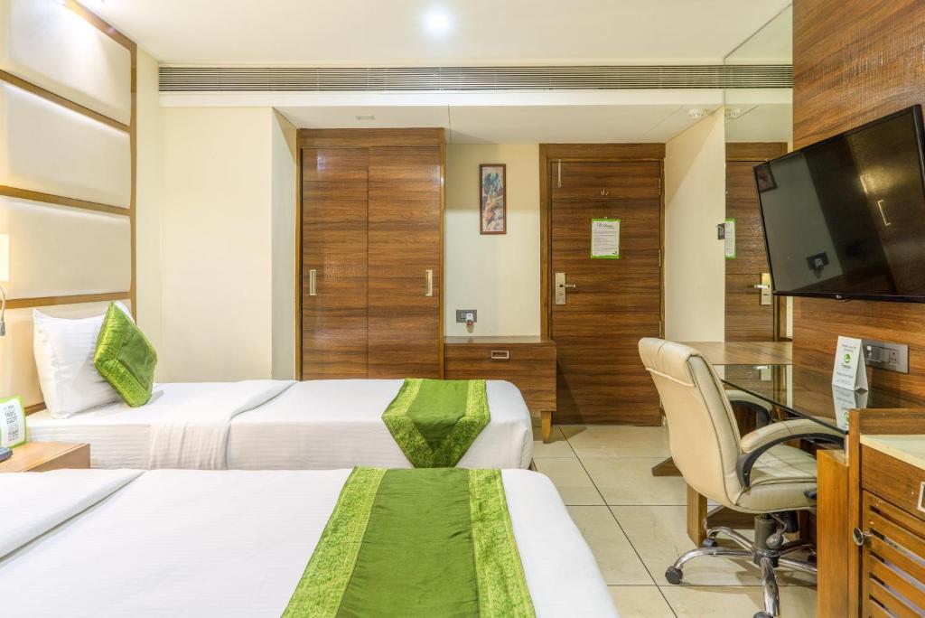 Postel nebo postele na pokoji v ubytování Super Inn Armoise Hotel