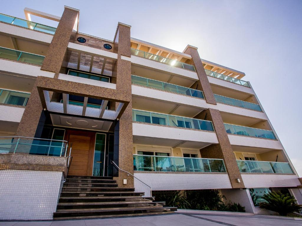 un edificio con escaleras delante en Residencial Villa Lobos, en Torres
