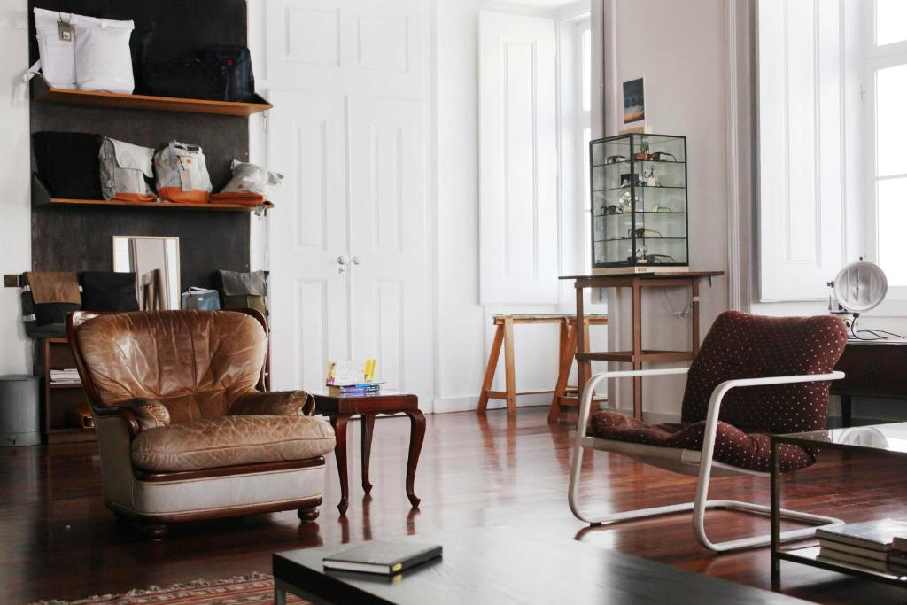 sala de estar con 2 sillas y mesa en Lost Lisbon :: Cais House, en Lisboa