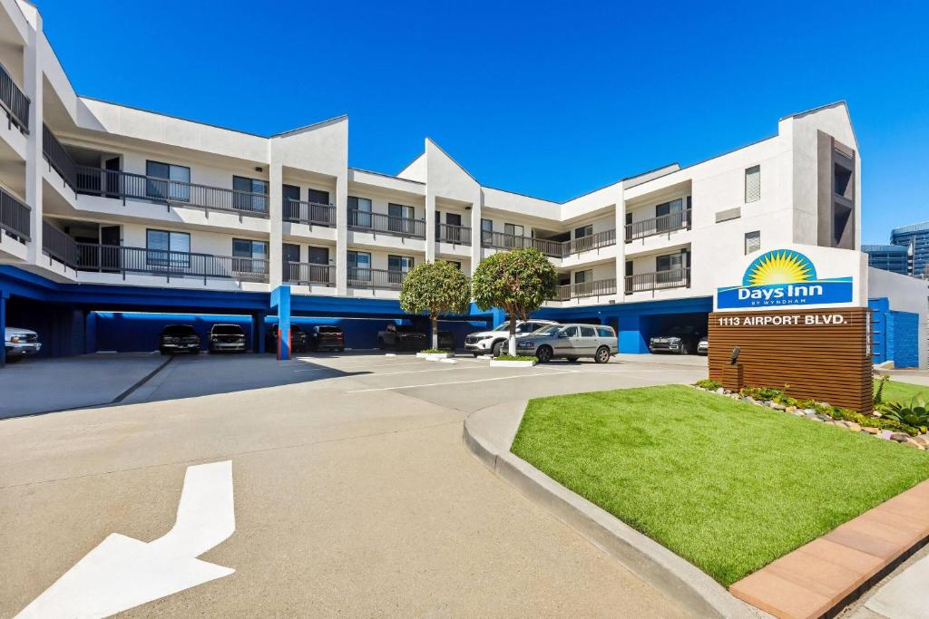 a view of the front of a building at Days Inn by Wyndham San Francisco S/Oyster Point Airport in South San Francisco