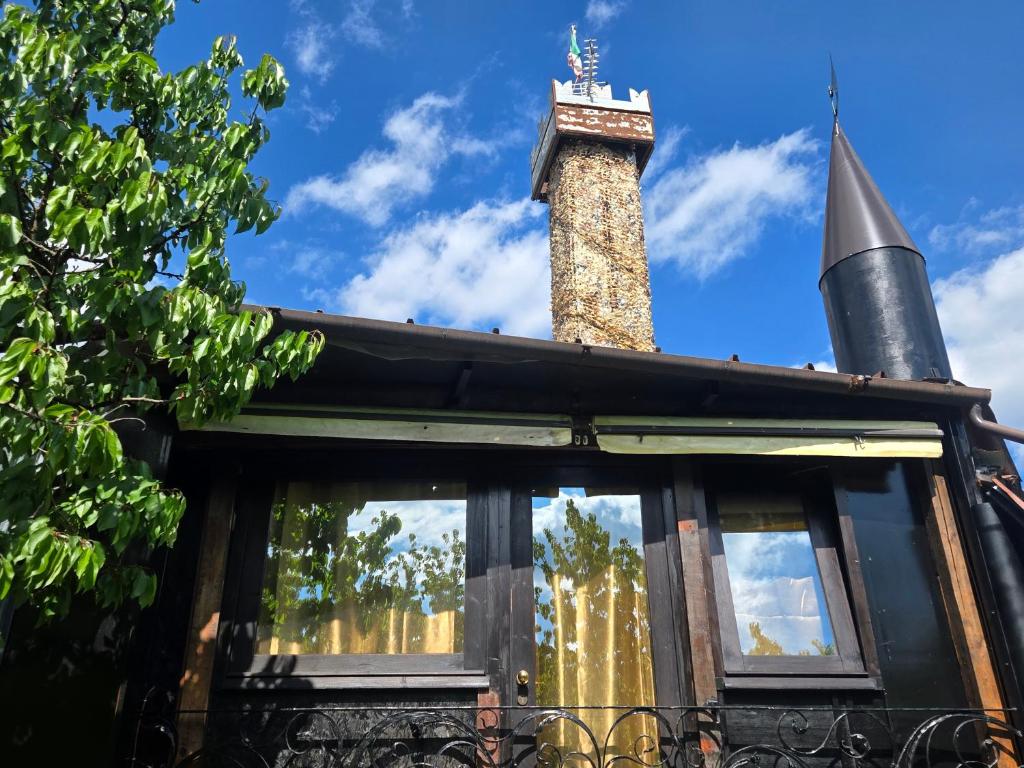 a house with a chimney on top of it at castello terrebio in Visnadello