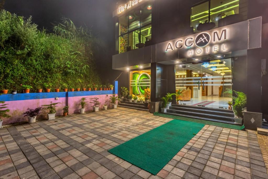 a green carpet in front of a building at Accom Hotel in Ilām
