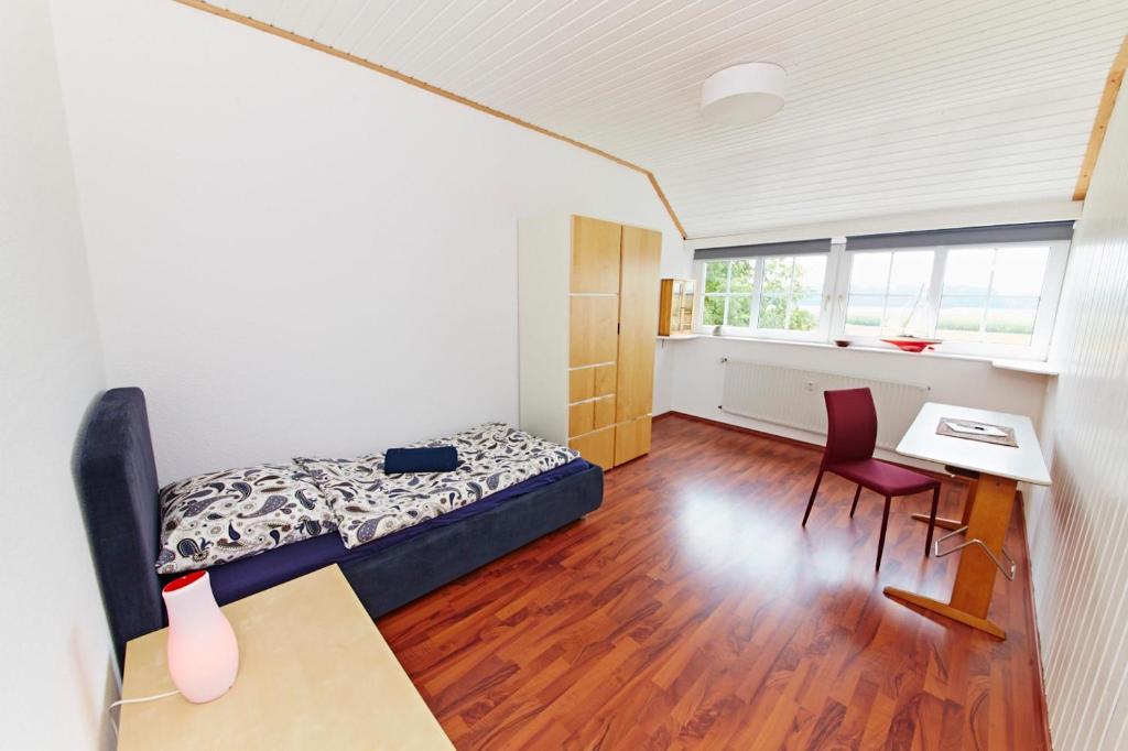 um quarto com uma cama, uma secretária e uma mesa em Alte seester Schule em Westerkappeln