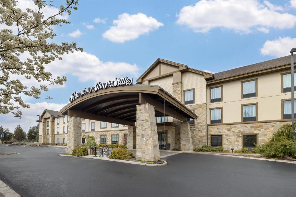 a rendering of the front of a hotel with a parking lot at Hampton Inn & Suites Bend in Bend
