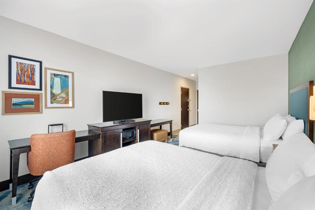 Hampton Inn & Suites Bend photo