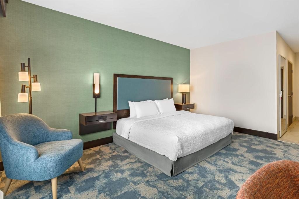 Hampton Inn & Suites Bend photo