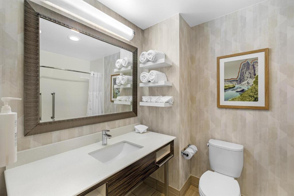 Hampton Inn & Suites Bend photo